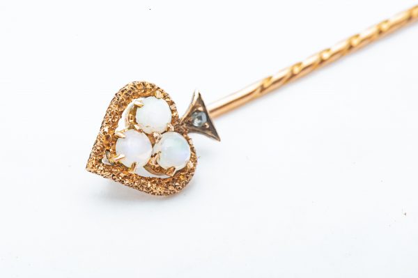 Mesure et art du temps - Antique 18k Rose Gold Brooch with 3 Round Opal Antique brooch in the shape of a spade with 3 round-cut Opal stones and pink gold delicately brushed on the contour. Length of the brooch: 6.5 cm . Bijouter Joaillier Atelier de bijouterie a vanne en france bretagne