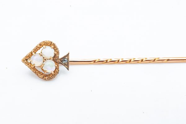 Mesure et art du temps - Antique 18k Rose Gold Brooch with 3 Round Opal Antique brooch in the shape of a spade with 3 round-cut Opal stones and pink gold delicately brushed on the contour. Length of the brooch: 6.5 cm . Bijouter Joaillier Atelier de bijouterie a vanne en france bretagne