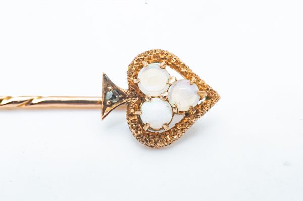 Mesure et art du temps - Antique 18k Rose Gold Brooch with 3 Round Opal Antique brooch in the shape of a spade with 3 round-cut Opal stones and pink gold delicately brushed on the contour. Length of the brooch: 6.5 cm . Bijouter Joaillier Atelier de bijouterie a vanne en france bretagne