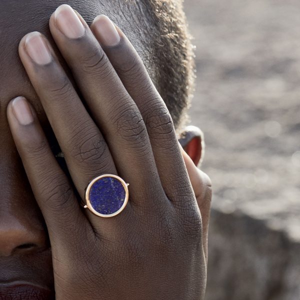 Mesure et art du temps - 18K rose gold and lapis ring Bring color to your life ! EVER, a range of natural stones and original and graphic shapes. We play with colors, we associate them, we wear them in accumulation ... for a colorful life !