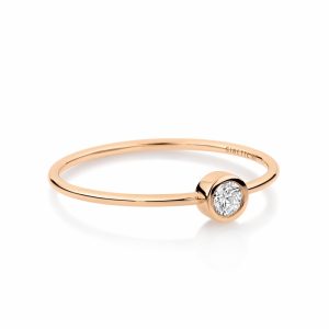 Mesure et rat du temps - Precious like a water drop. The pure beauty of a mini solitaire. Precious like a water drop. 18K rose gold ring with diamonds (0.09 ct) motif size: 2.9 mm