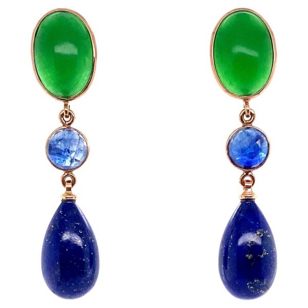 Mesure et art du temps - 18k Yellow Gold Pendant Earrings with Green Agatha, Blue Sapphire and Lapis Lazulis Art deco style earrings with cabochon cut green agates, drop cut lapis lazulis and briolette cut blue sapphire. length : 4,75 cm width : 1 cm