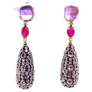 Mesure et art du temps - Sapphire Ruby and Tourmaline 18K Yellow Gold Pendant Earrings Amethyst cabochon size width 1 cm and length 1 cm Ruby cabochon width 0.5 cm and length 0.6 cm Sapphire brilliant cut Tourmaline set in lace of various shapes