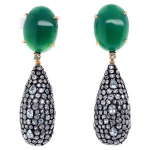 Mesure et art du temps - Green Agathe, Sapphires and blue topaz cabochon earrings in 18k yellow gold Green agate cabochon length 1,9 cm width 1,5 cm Sapphires brilliant cut Blue topaz set in various shapes