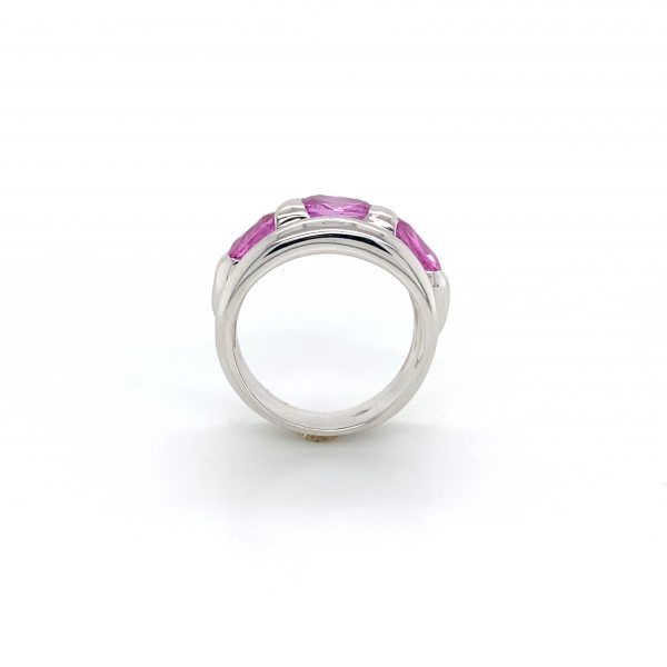 Mesure et art du temps - Bague en or blanc 18 carats avec 3 saphirs roses Bague fantaisie style Artisan avec 3 saphirs de 2.620 carats. Monture en or blanc 18 carats. Taille : 54 FR, N UK, 7 US