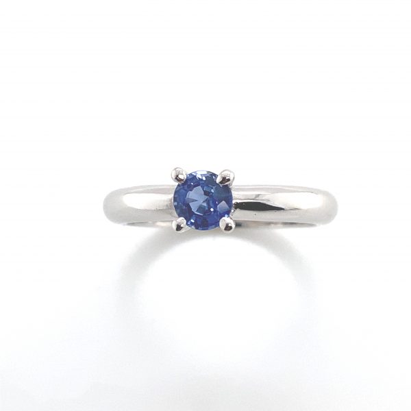 Mesure et art du temps - Solitaire Ring in 18K White Gold with Ceylon Sapphire 0.520 carats Ceylon sapphire mounted on 18k white gold Size 53 FR, M UK, 6.75 US