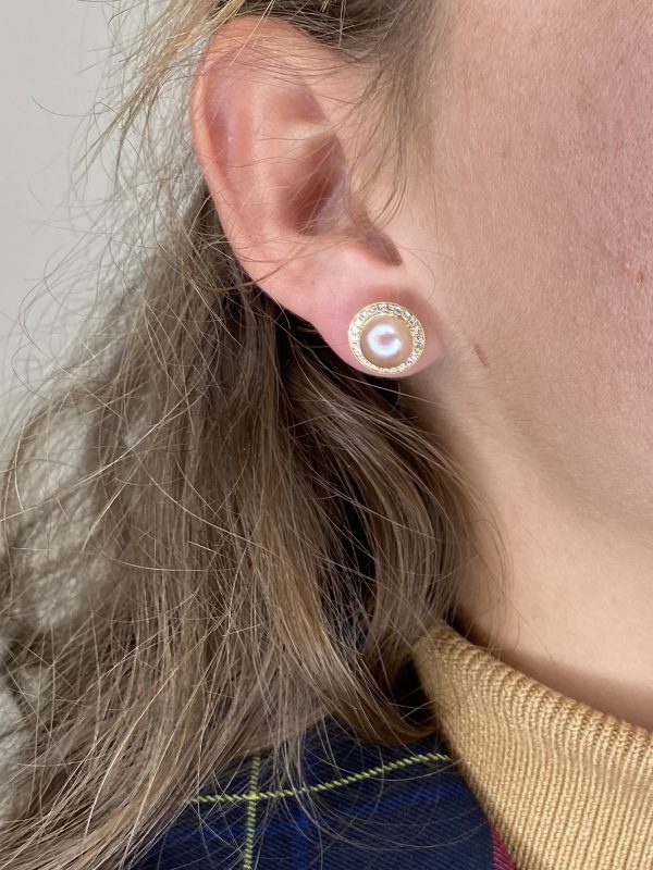Mesure et art du temps - Diamond, cultured pearl and 18k yellow gold earrings Interchangeable earring with 44 brilliant cut diamonds of 0.330 carats surrounding the cultured pearl. 18 karat yellow gold setting with chip or push clasp.