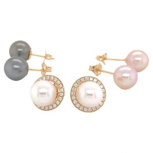 Mesure et art du temps - Diamond, cultured pearl and 18k yellow gold earrings Interchangeable earring with 44 brilliant cut diamonds of 0.330 carats surrounding the cultured pearl. 18 karat yellow gold setting with chip or push clasp.