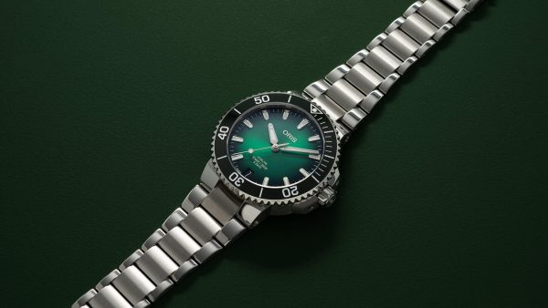 Aquis Date Green